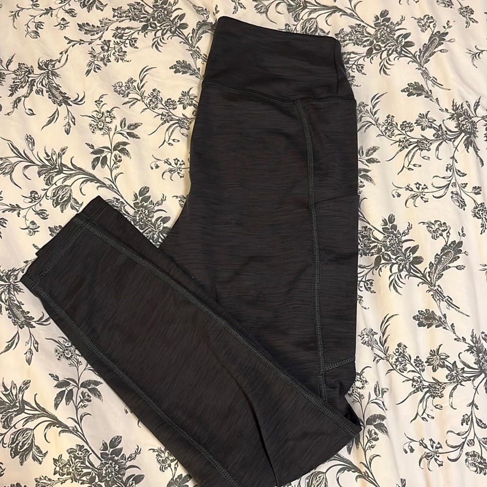 American Eagle leggings with pockets.